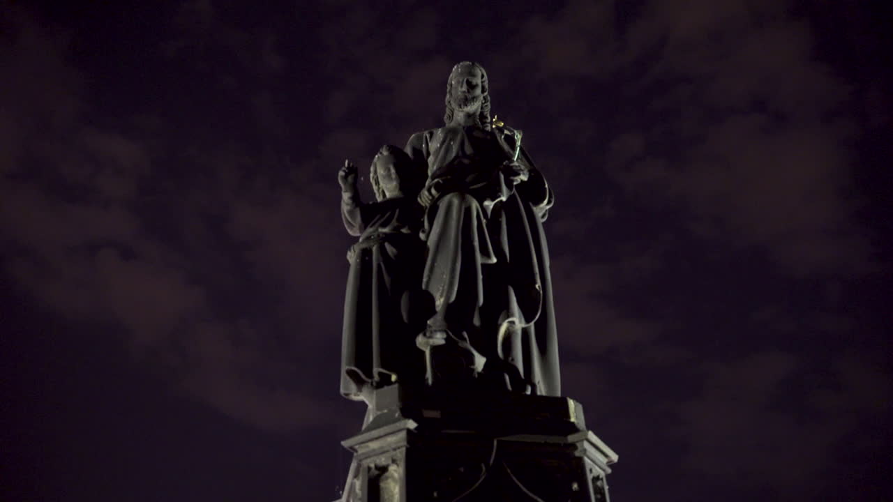 흐린 밤하늘, 프라하, 체코를 배경으로 아기 예수와 성 요셉 동상