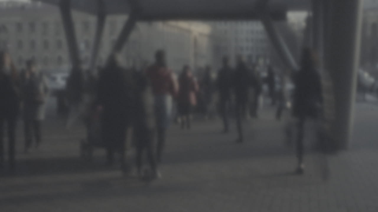 모스크바의 지하철 출입구에서 걸어가는 사람들, 1980 년대 러시아