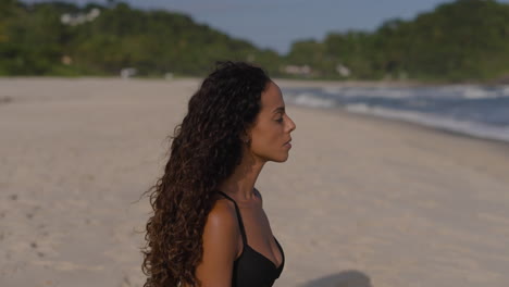 Mujer-Joven-Meditando-En-La-Playa