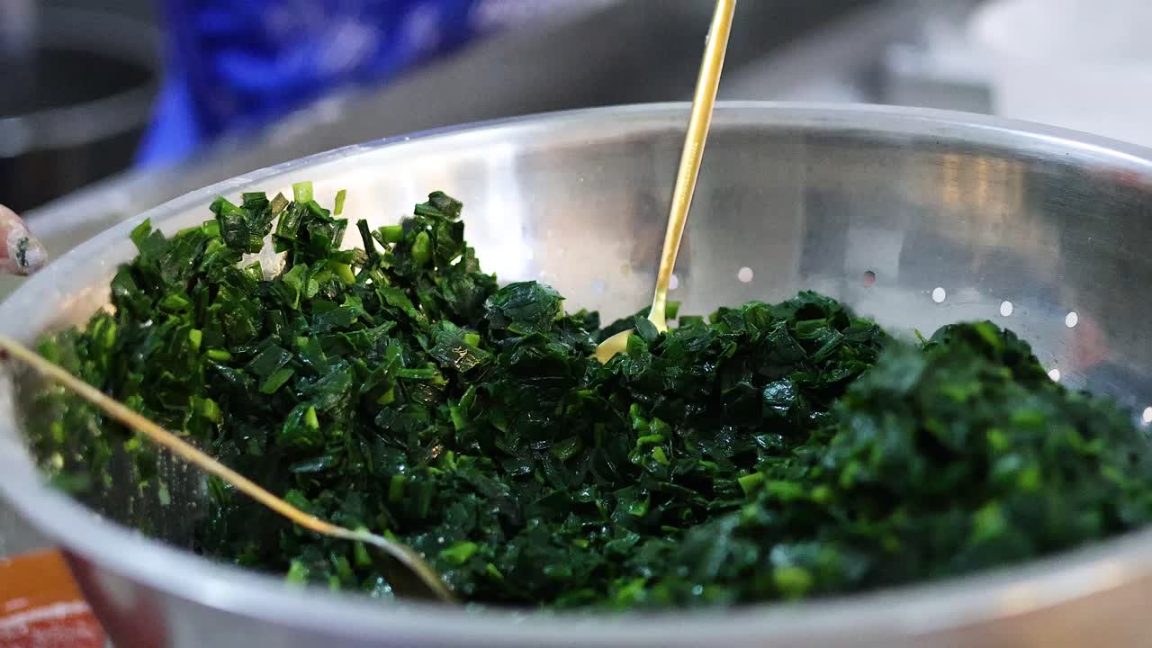 케이크 를 위해 마늘 과 사과 혼합물 을 준비 하는 손