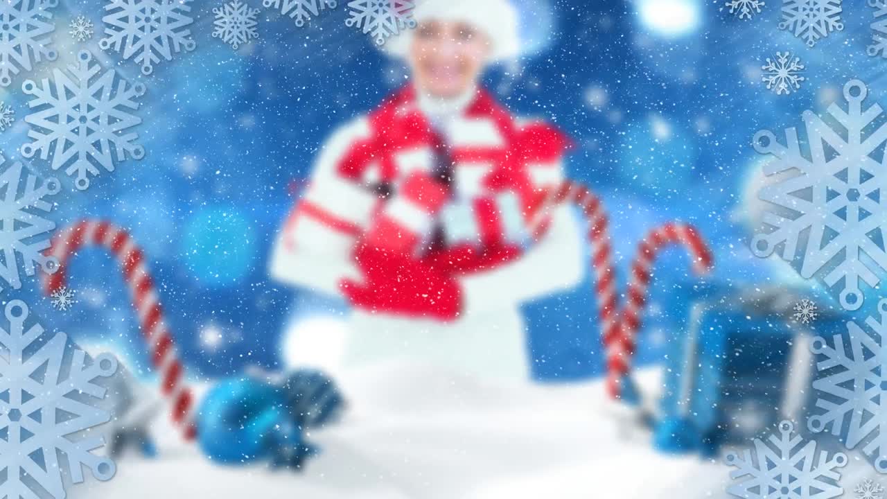animación de la nieve cayendo sobre el paisaje de invierno y borrosa mujer caucásica con regalos.