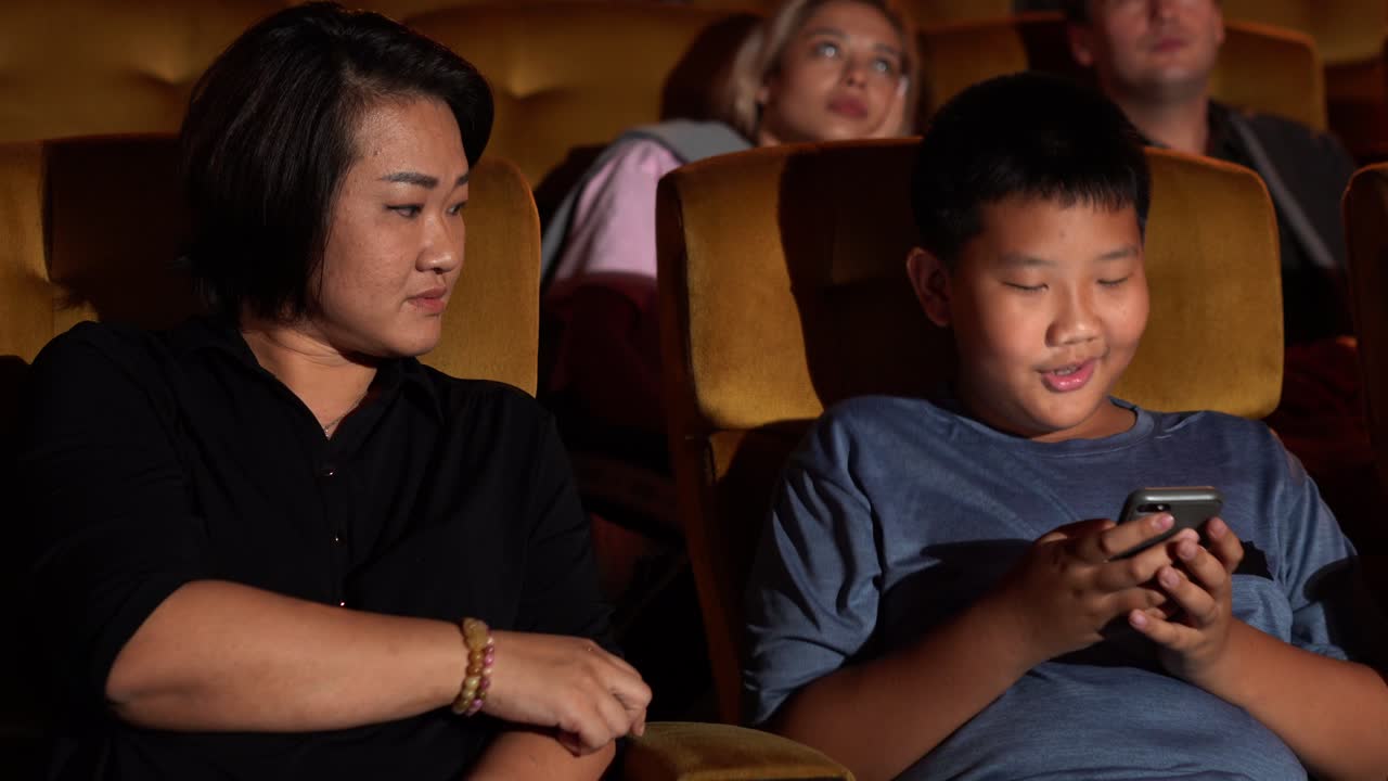 소년이 드폰으로 게임을 하고 있다.