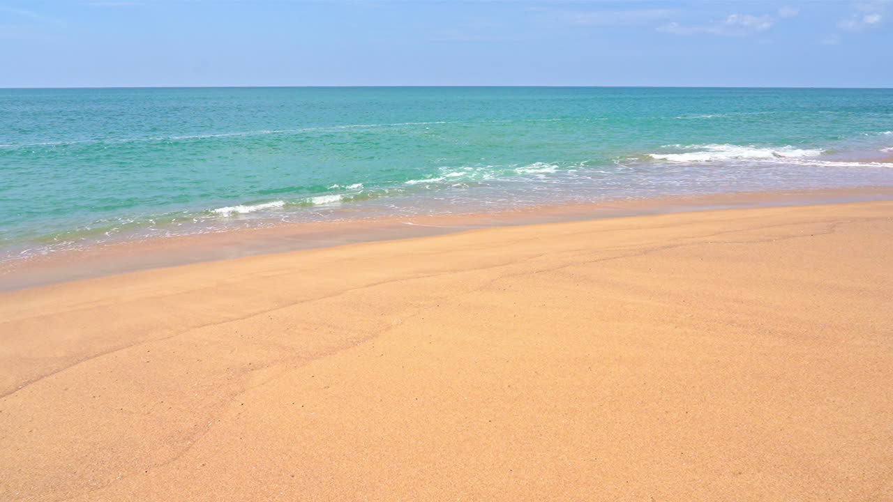 해변에 부서지는 슬로우모션 파도