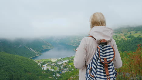 Eine-Frau-Mit-Rucksack-Bewundert-Einen-Schönen-Blick-Auf-Den-Fjord-Vom-Berühmten-Fliegenden-Felsen-In-No