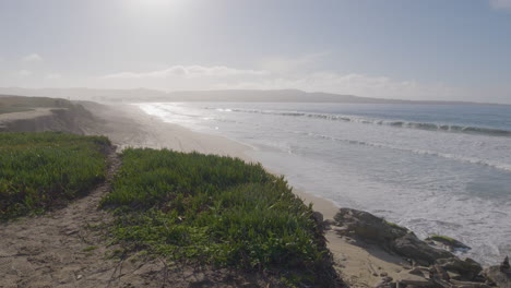 toma en cámara lenta de olas rodantes en una tarde soleada en la costa oeste del sur de california