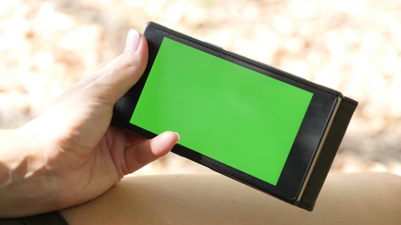 밖에서 초창기 가을 시간 스마트 폰 4k를 사용하는 여성