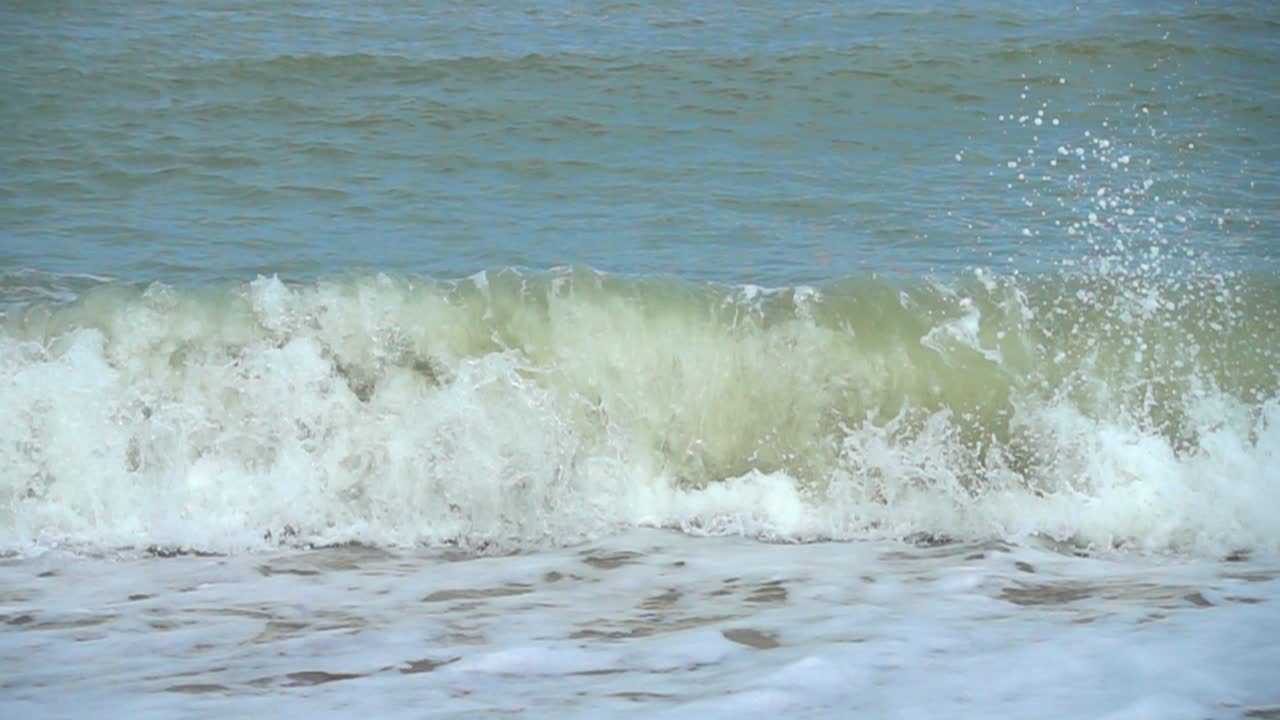 海の波。スローモーション。