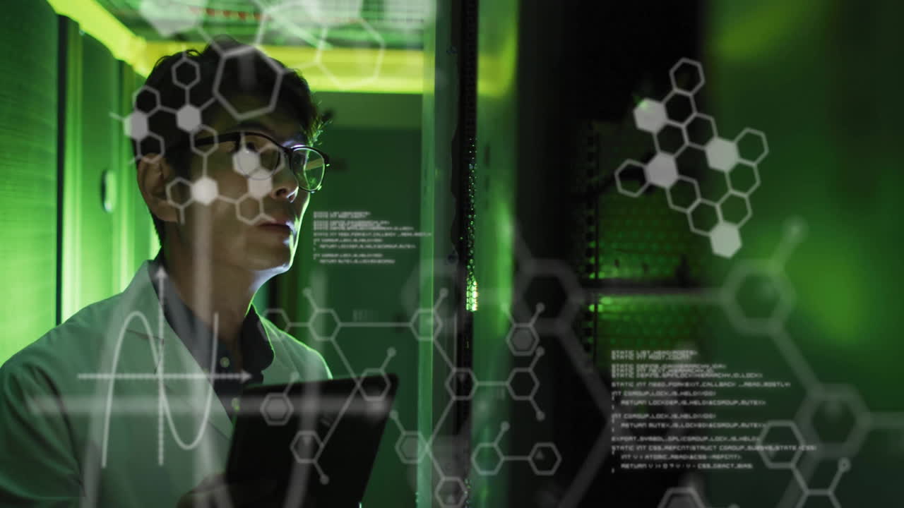 animación de elementos, gráficos y procesamiento de datos sobre técnico masculino asiático que trabaja en la sala de servidores