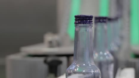 botellas en la línea de producción de la planta o fábrica
