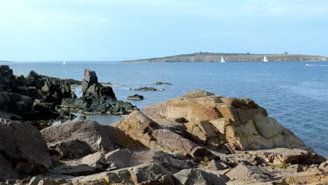 Ferne-Yachten-Segeln-Um-Die-Insel-St