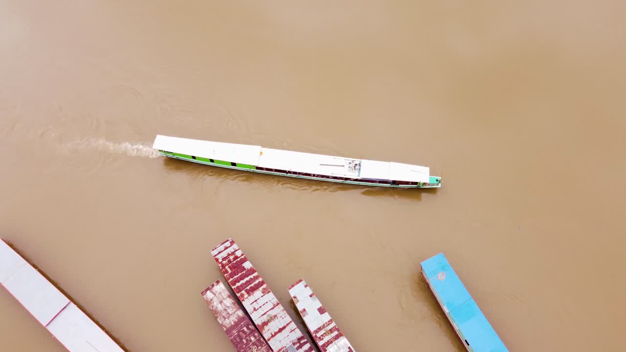 라오스 남동아시아 의 메콩 강 에서 긴 배 들