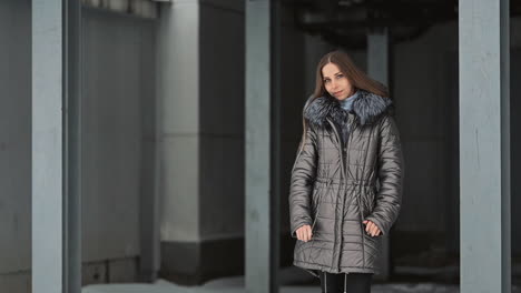 Cálida-Mujer-Mirando-A-La-Cámara-Posando-En-Ropa-De-Invierno-De-Pie-Al-Aire-Libre-Con-Espacio-De-Copia