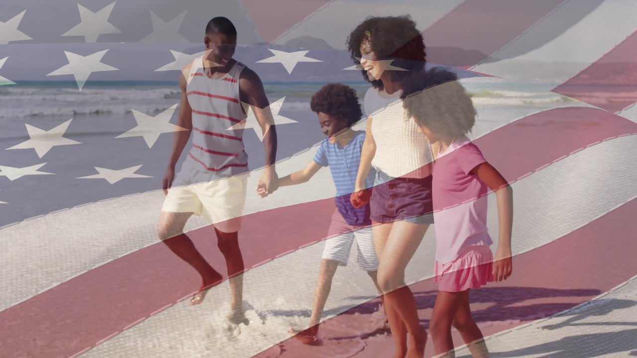 felices padres afroamericanos con hijo e hija caminando por la playa a orillas del mar