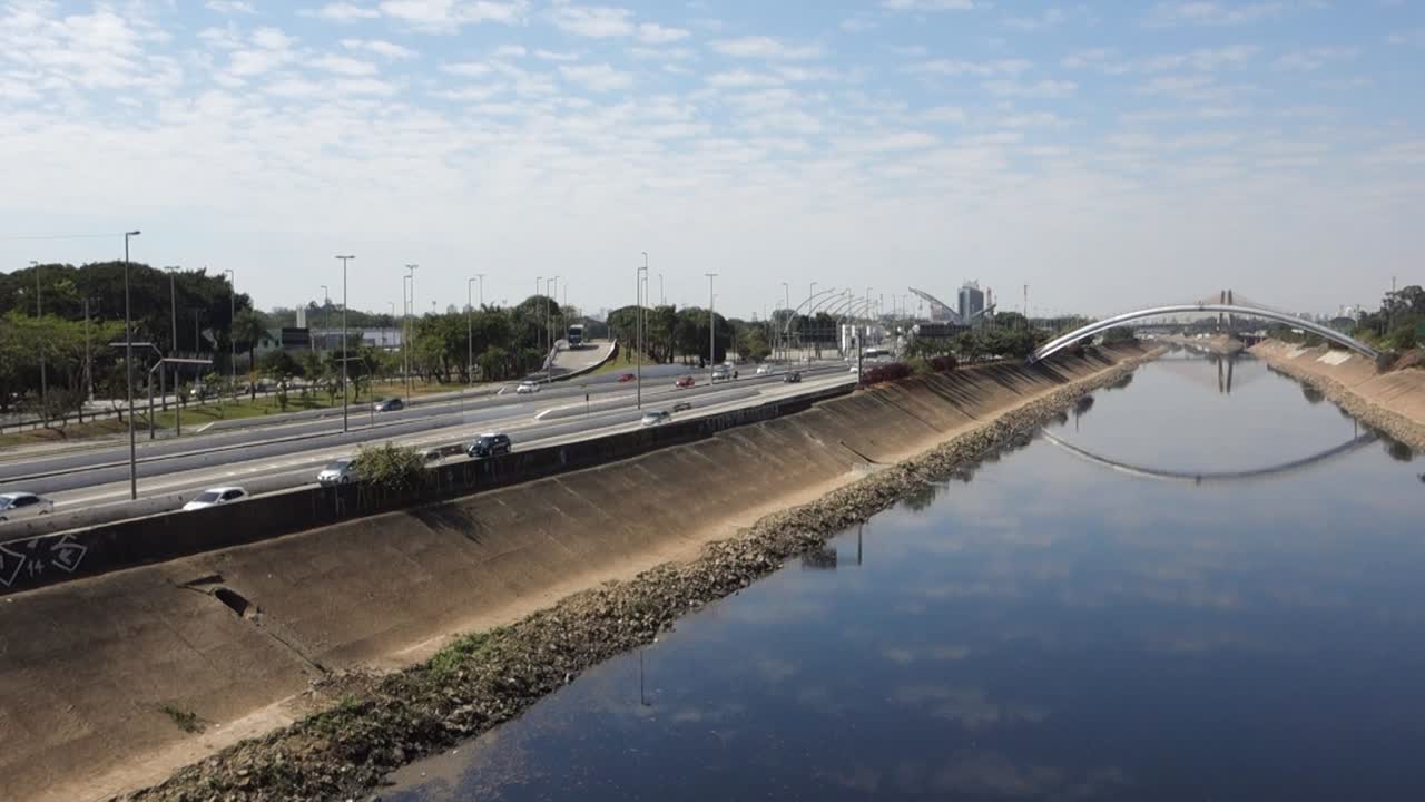 브라질 상파울로의 tiete 고속도로에서 하늘을 반영하는 tiete 강