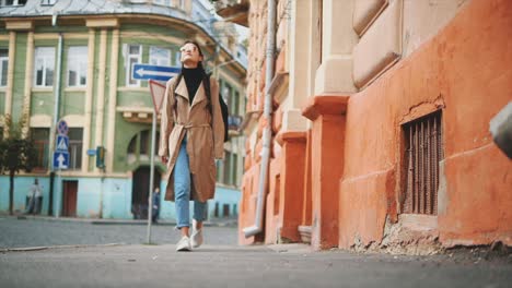 slowmo. mujeres turistas están explorando el casco antiguo. en primer plano. copiar espacio. 4k.