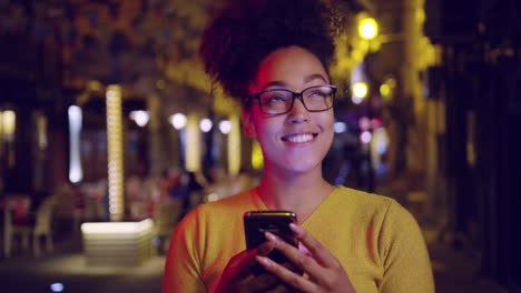 mujer usa teléfono inteligente en la noche cuatro