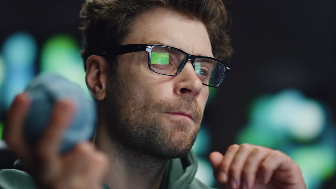 científico informático serio trabajando en el centro de datos de cerca. es hombre sosteniendo la pelota