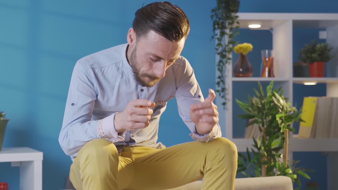 스타일리시하고 스타일리시한 카리스마 넘치는 성인 젊은이가 음악과 노래의 리 ⁇ 을 듣고 있습니다.