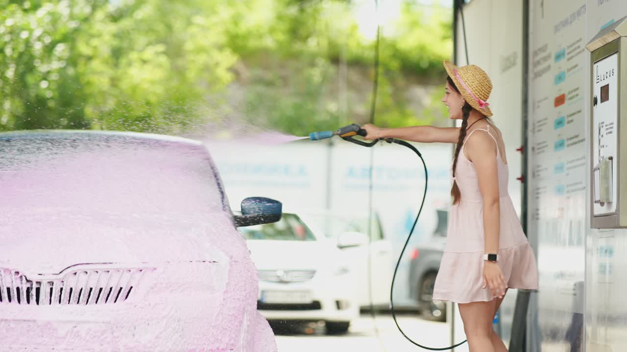 셀프 서비스 세탁소 에서 자동차 를 세탁 하는 여자