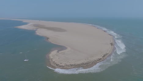 Península-De-Pelican-Point-En-La-Costa-De-Los-Esqueletos-De-Namibia,-áfrica---Antena