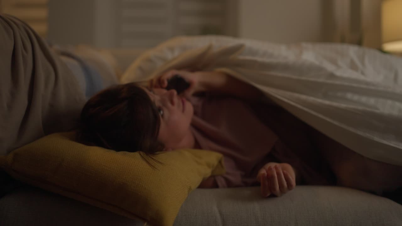 침대에서 전화로 얘기하는 여자