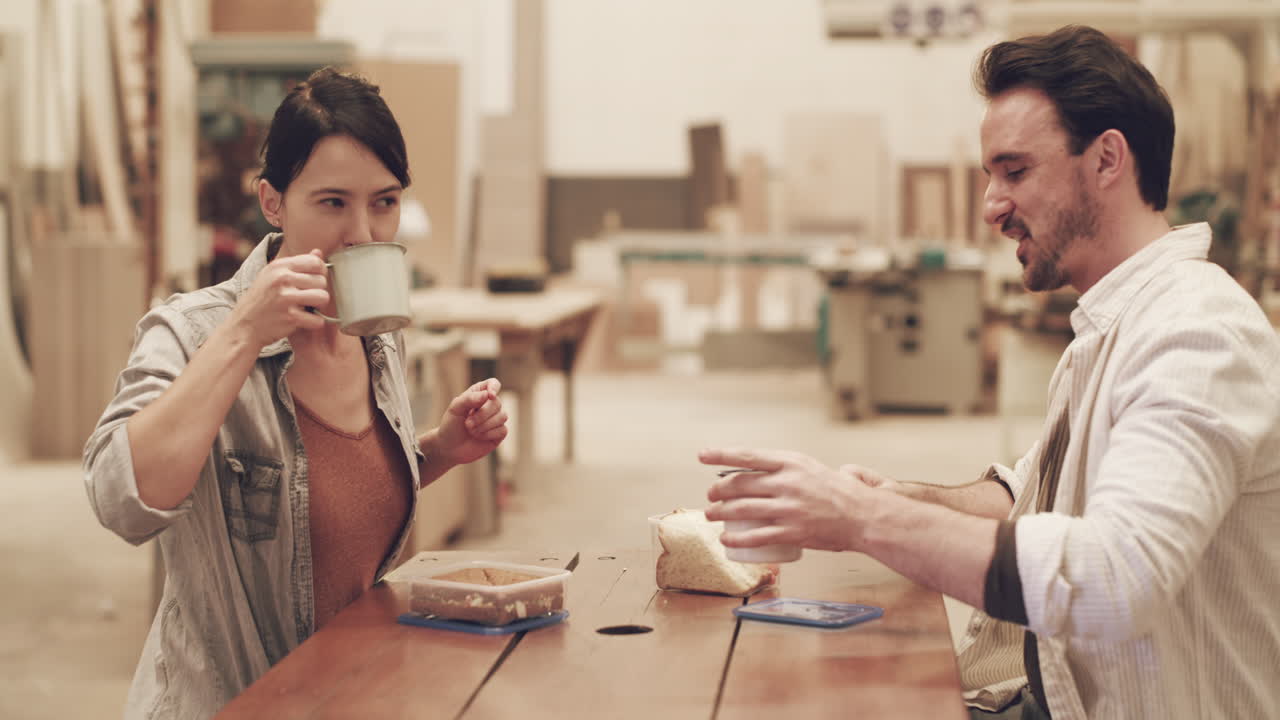 우리는 항상 점심시간에 논의할 것이 많습니다.