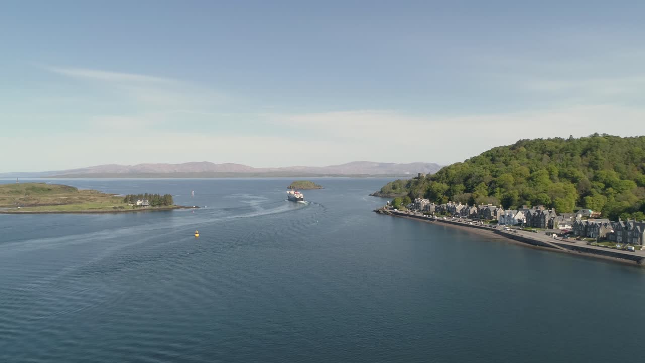 오반의 바다 입구를 보여주는 공중 촬영 mull 쪽으로 출발하는 페리