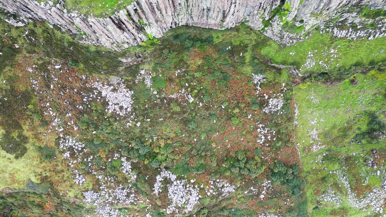 북아일랜드 의 페어 헤드 의 아름다운 풍경 을 공중 에서 조류 의 눈 으로 볼 수 있으며, 절벽, 원시적 인 자연 및 평온 한 푸른 바다 를 볼 수 있다.