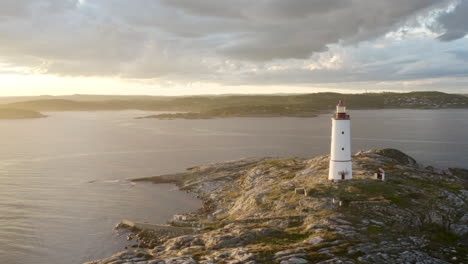 Die-Sonne-Scheint-über-Skaggerak-Und-Dem-Küstenleuchtturm-Auf-Der-Insel-Lille-Torungen-In-Norwegen