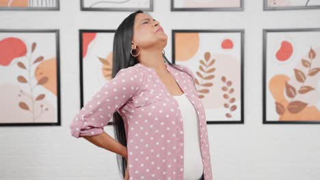 mujer india moderna con dolor de espalda