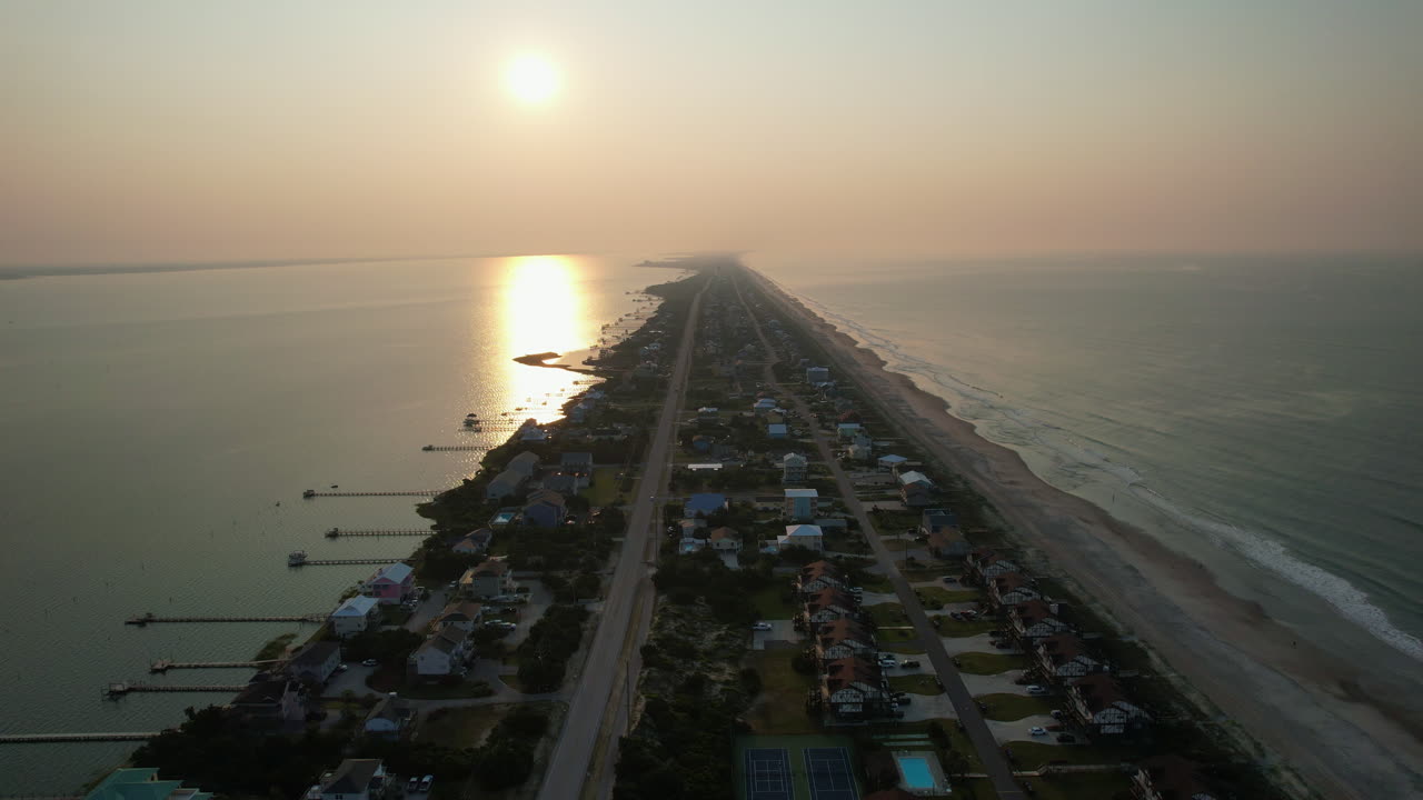침착 한 바다 파도 와 함께 아침 에 에메랄드 섬 의 공중 촬영