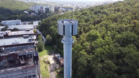 Tiro-Revelador-Torre-Meteorológica-De-La-Ciudad-Centro-De-Investigación-Torre-De-Agua-De-Hormigón-Brutalista-En-El-Bosque