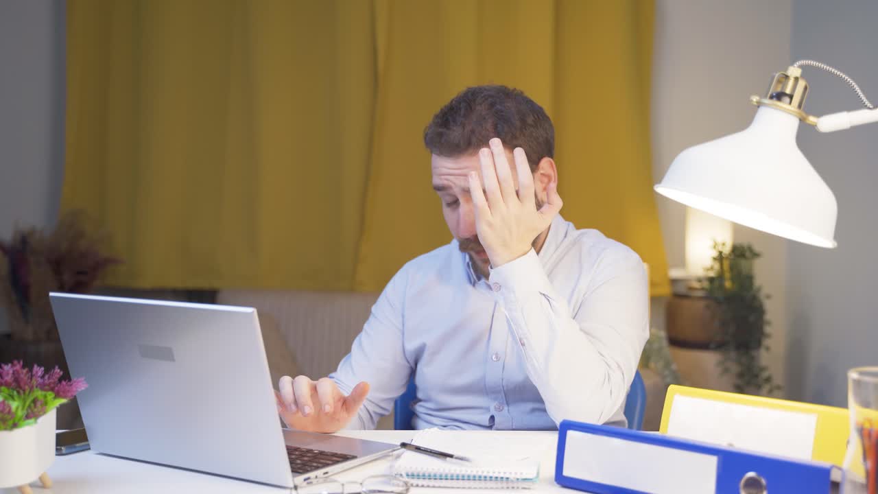 el trabajador de oficina en casa tiene dolor en los ojos.