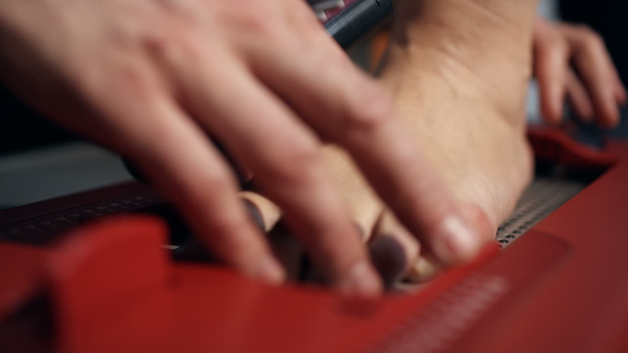 el pie se escanea en un dispositivo ortopédico para crear un modelo digital de pasos