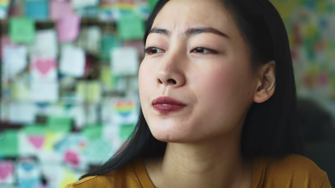 카페에서 커피를 마시는 베트남 여성의  ⁇ 드헬드 화면