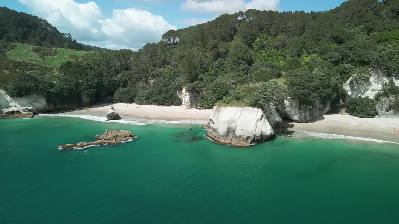 vuelo panorámico de drones a lo largo de la costa de la playa de hahei - cala de la catedral