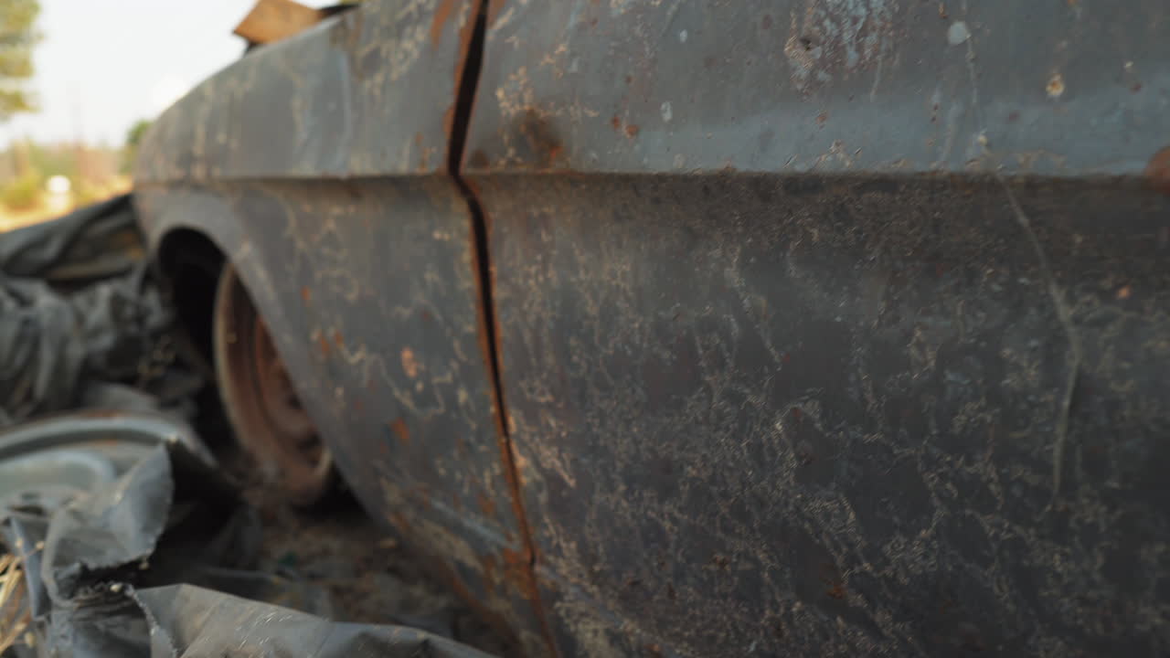 coche quemado en secuelas catastróficas de incendios forestales en paraíso, california