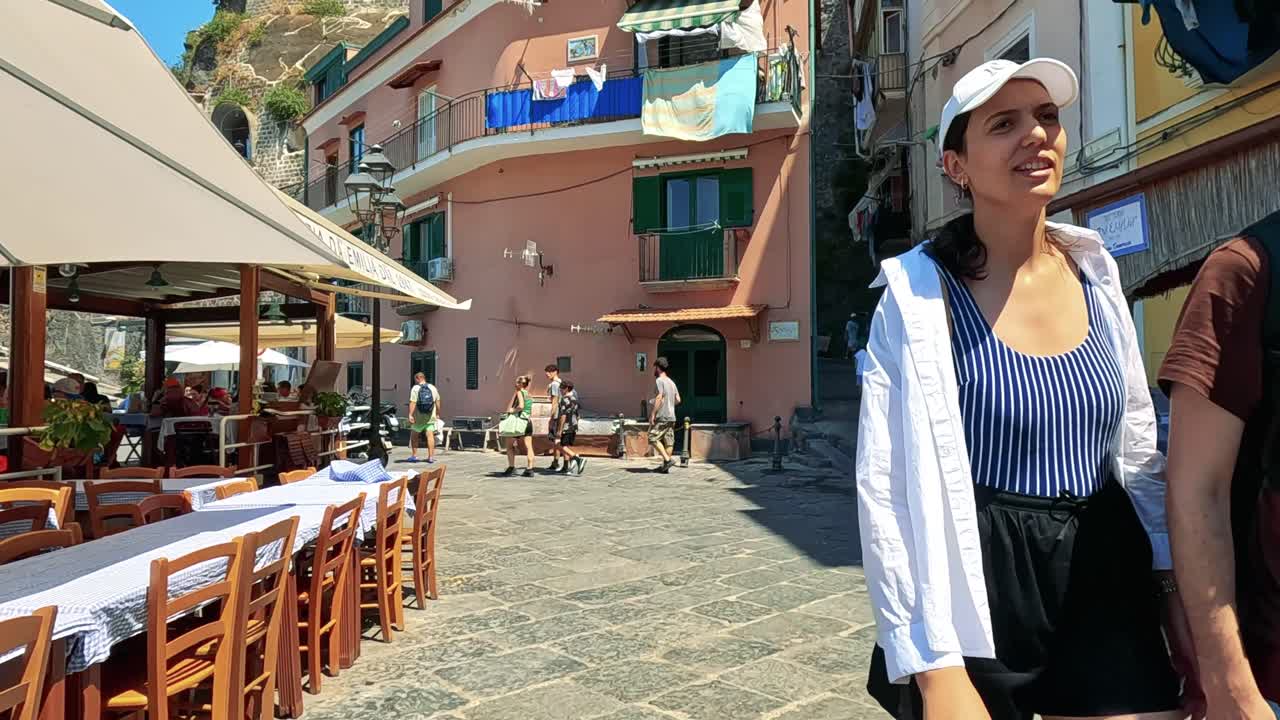 люди наслаждаются едой в приморском ресторане