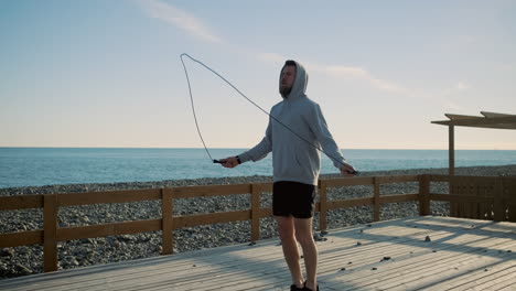 hombre saltando la cuerda en la playa