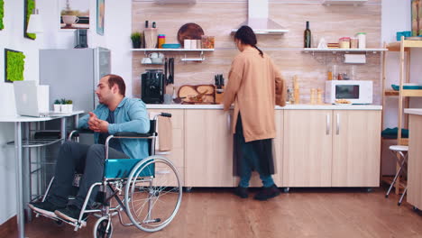 hombre discapacitado feliz en silla de ruedas