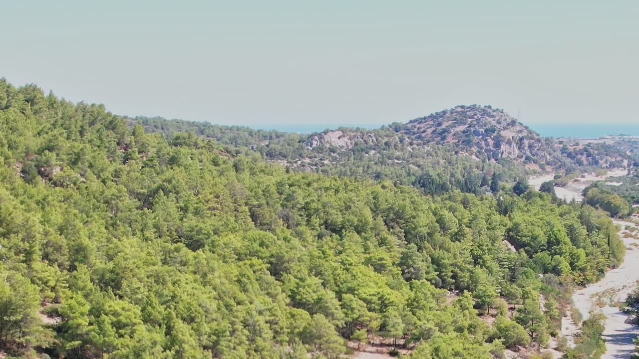 Esplora le bellezze naturali di Rodi, in Grecia, in una giornata di sole