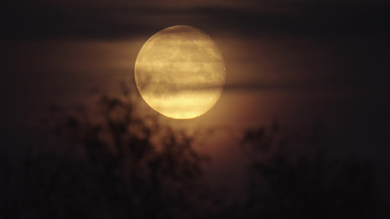 Nascer da lua noturno e melancólico na Estônia com nuvens projetando sombras sobre a paisagem, cenário crepuscular de pouca luz, estático com teleobjetiva