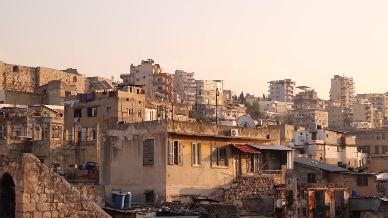 fotografía panorámica de los techos de oriente medio en el cielo brumoso del atardecer en trípoli, norte del líbano