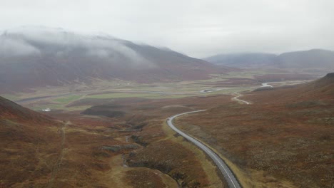 Bewölkter-Himmel-Mit-Landstraße-Während-Der-Herbstsaison-In-Nordisland