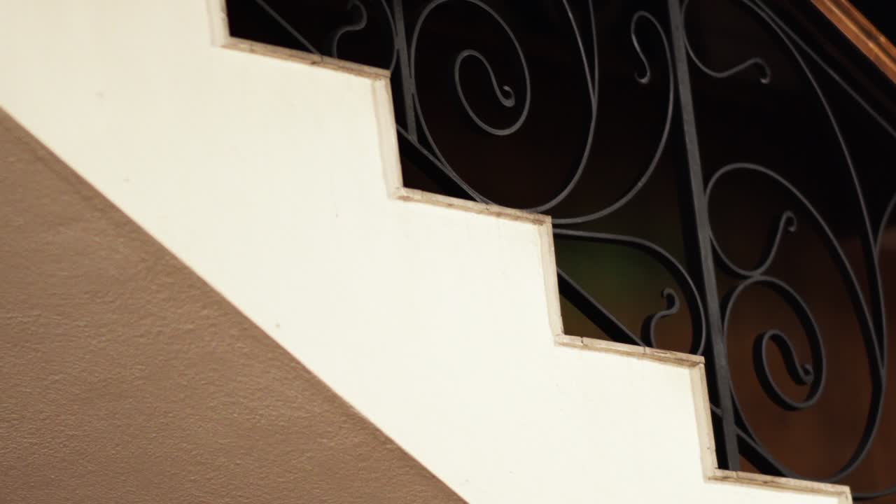 escaleras con barandillas, escaleras forjadas en interiores