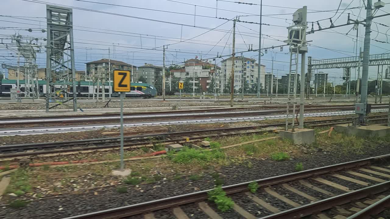 이탈리아 나폴리 의 철도 를 가로질러 운행 하는 열차