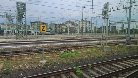 el tren viaja por las vías en nápoles, italia