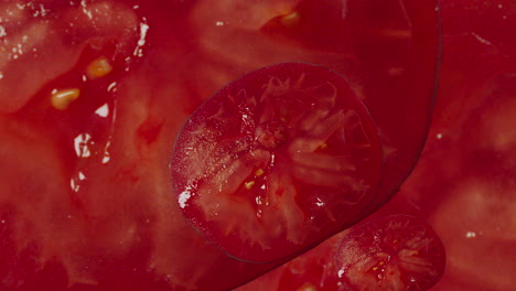 Schwebende-Stücke-Wedelnder-Tomaten-Im-Detail