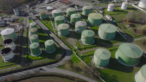 vista aérea de tanques de almacenamiento de aceite redondos de acero, servicios de almacenamiento y manejo de productos derivados del petróleo