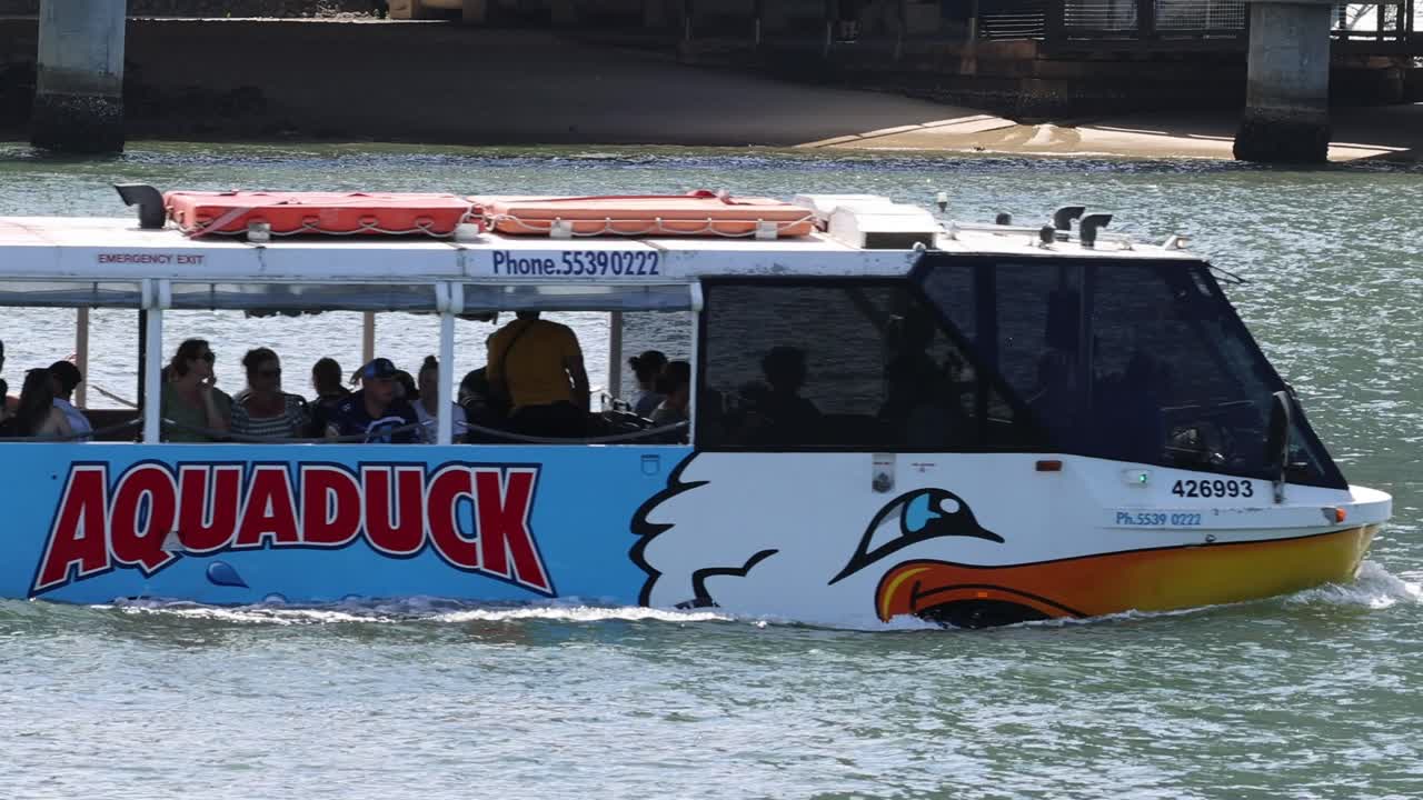 barco acuático de crucero con pasajeros